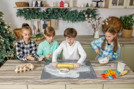 Детето ми иска да „помага“ в кухнята - как да го превърнем в игра, а не в хаос