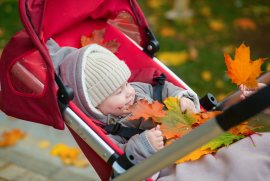Полезни аксесоари за детската количка през есента – комфорт и топлина за вашето бебе