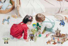 В света на фигурките